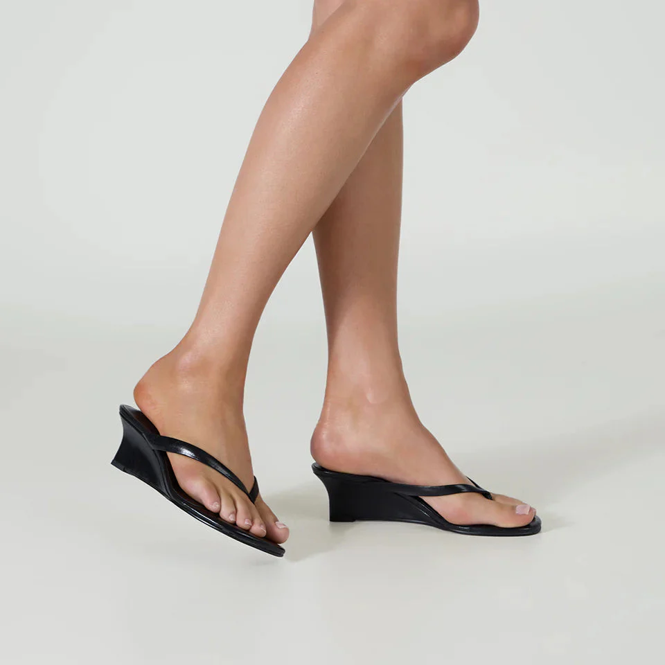 TONY BIANCO EDGY LOW WEDGE THONG BLK VINTAGE