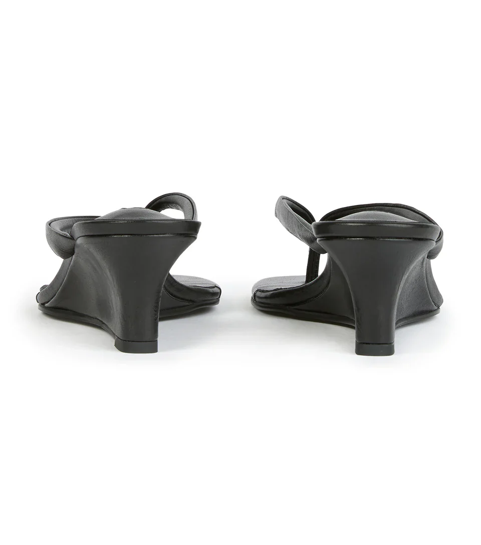 TONY BIANCO EDGY LOW WEDGE THONG BLK VINTAGE - Image 3