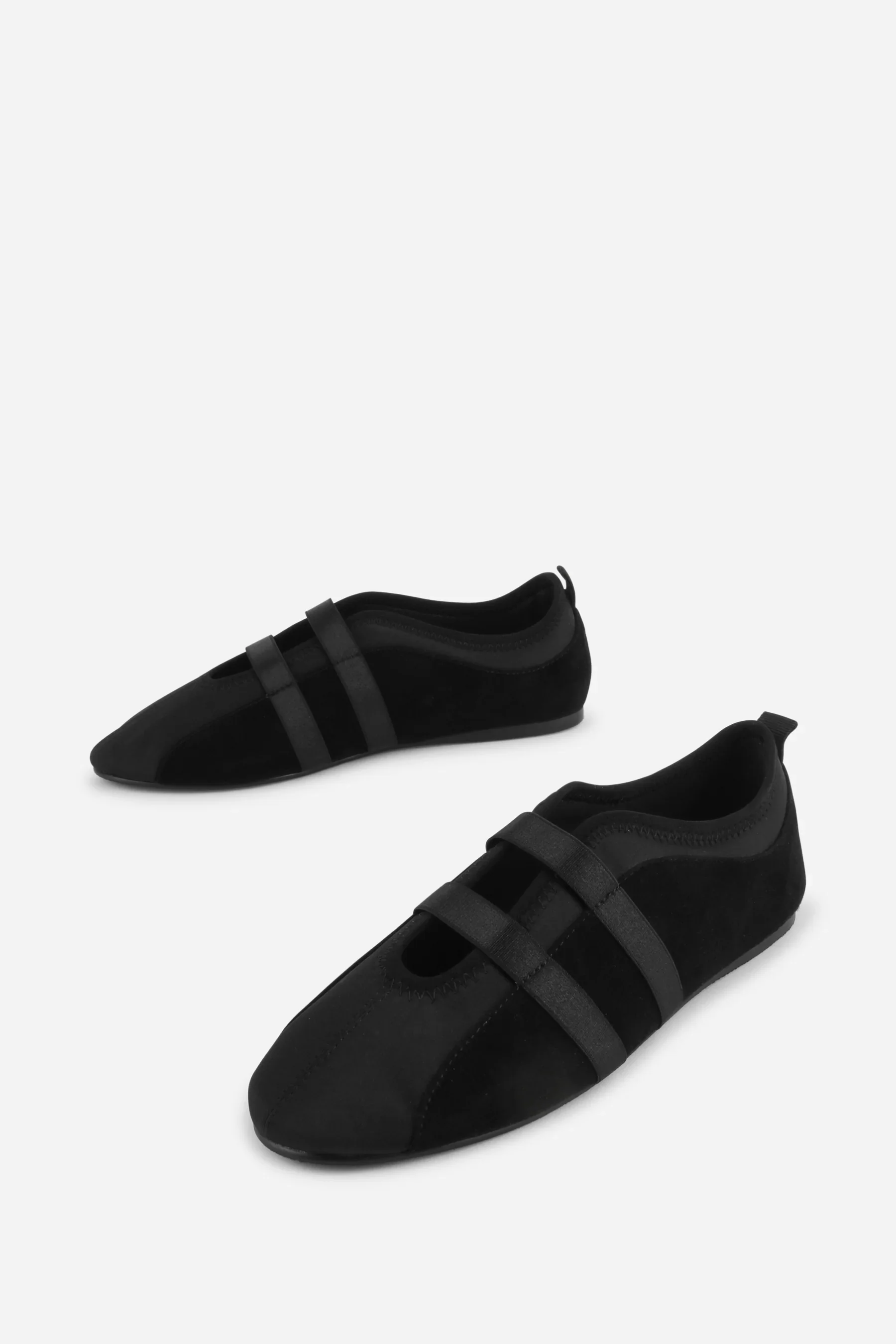 INTENTIONALLY BLANK SPORTY FLAT IN BLACK - Image 5